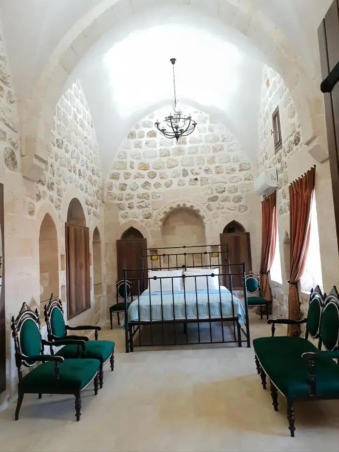Mardin tarihi ulu Cami yanı, Kale divan konağı