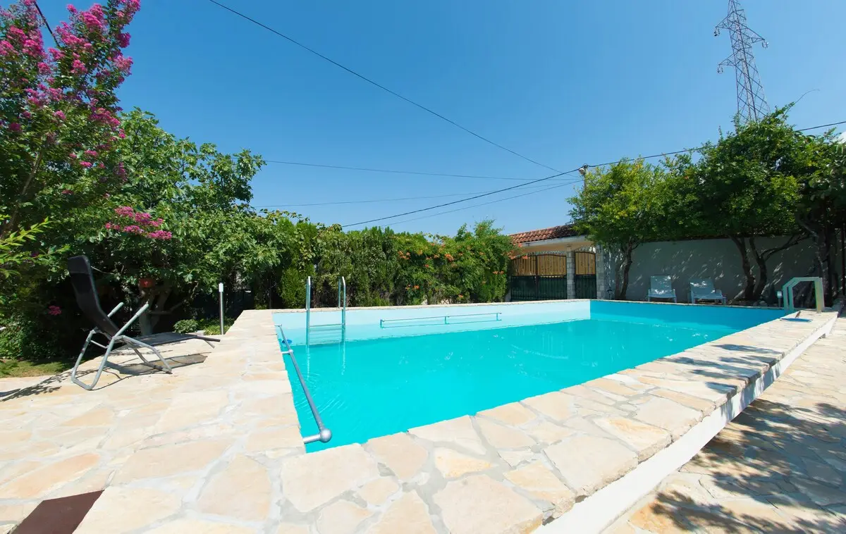 Riverside Apartment, pool, river&garden oasis
