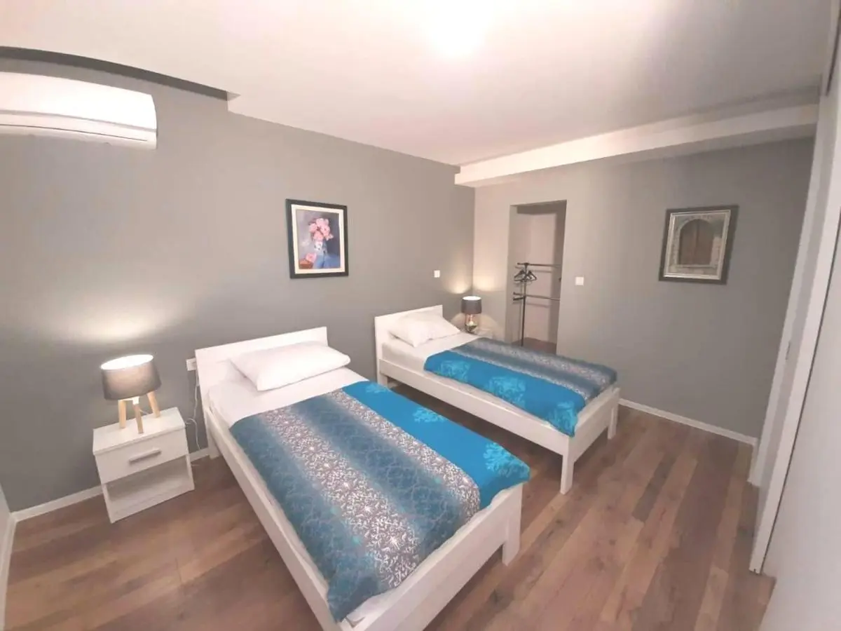 Villa Flower with Free Onsite Parking