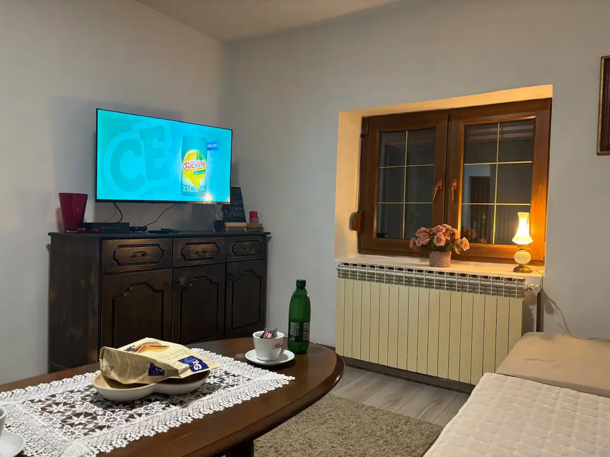 1-min to Bus /  House with Big Garden and BBQ