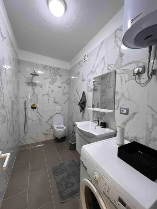 Tirana Apt near Lake & Blloku Area