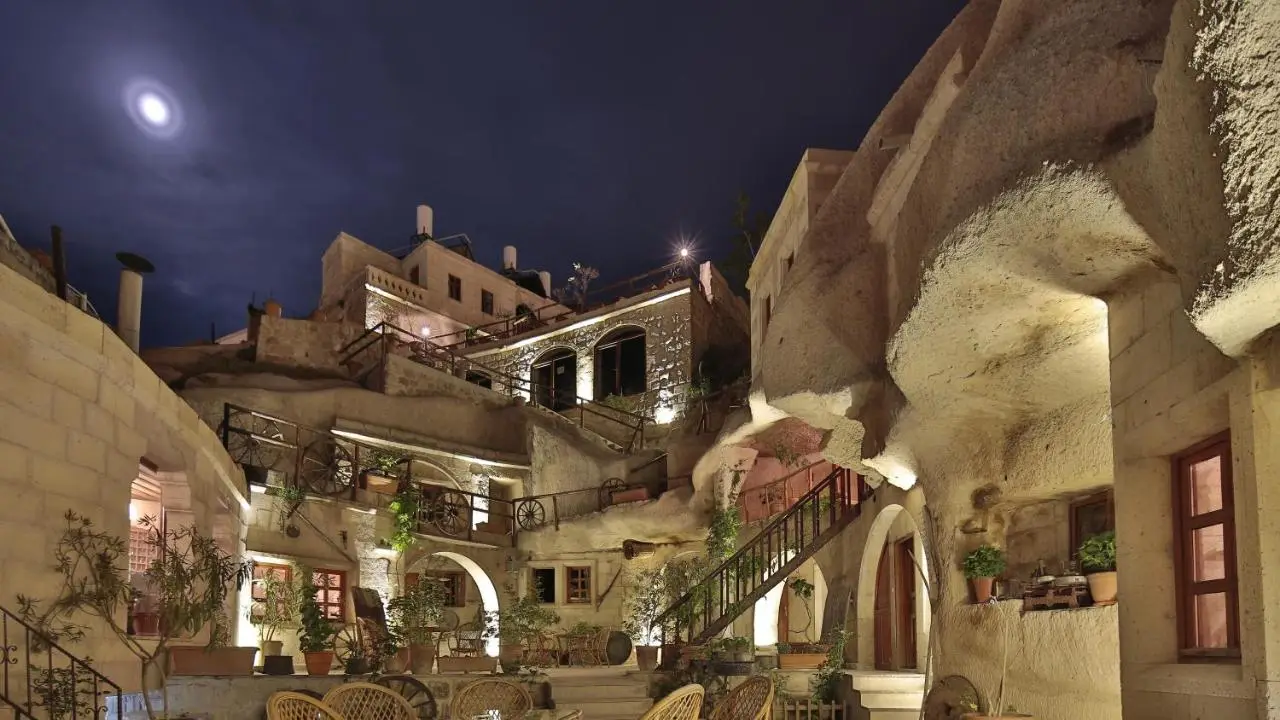 Shoestring Cave House