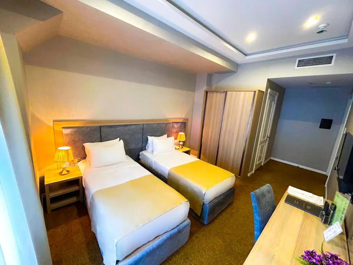 Grand Midway Hotel