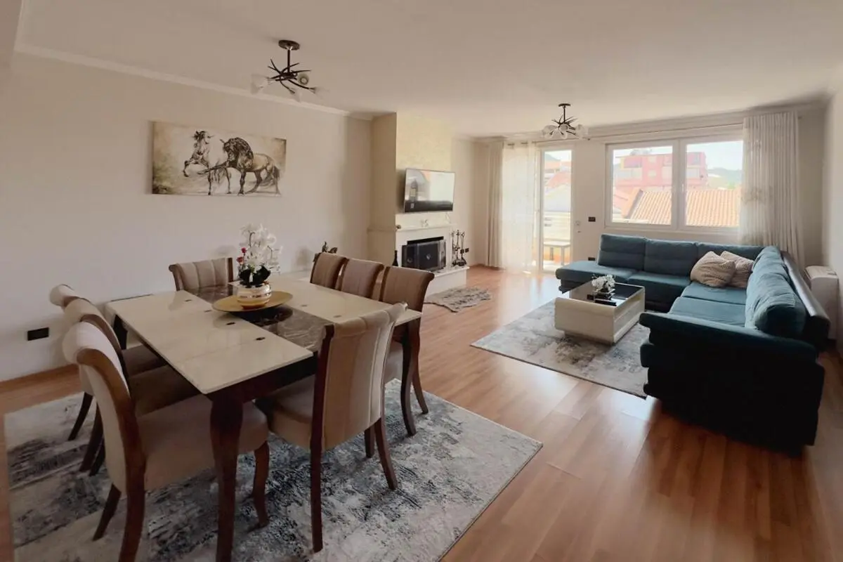 Whole Floor Apartment In Upscale Neighborhood