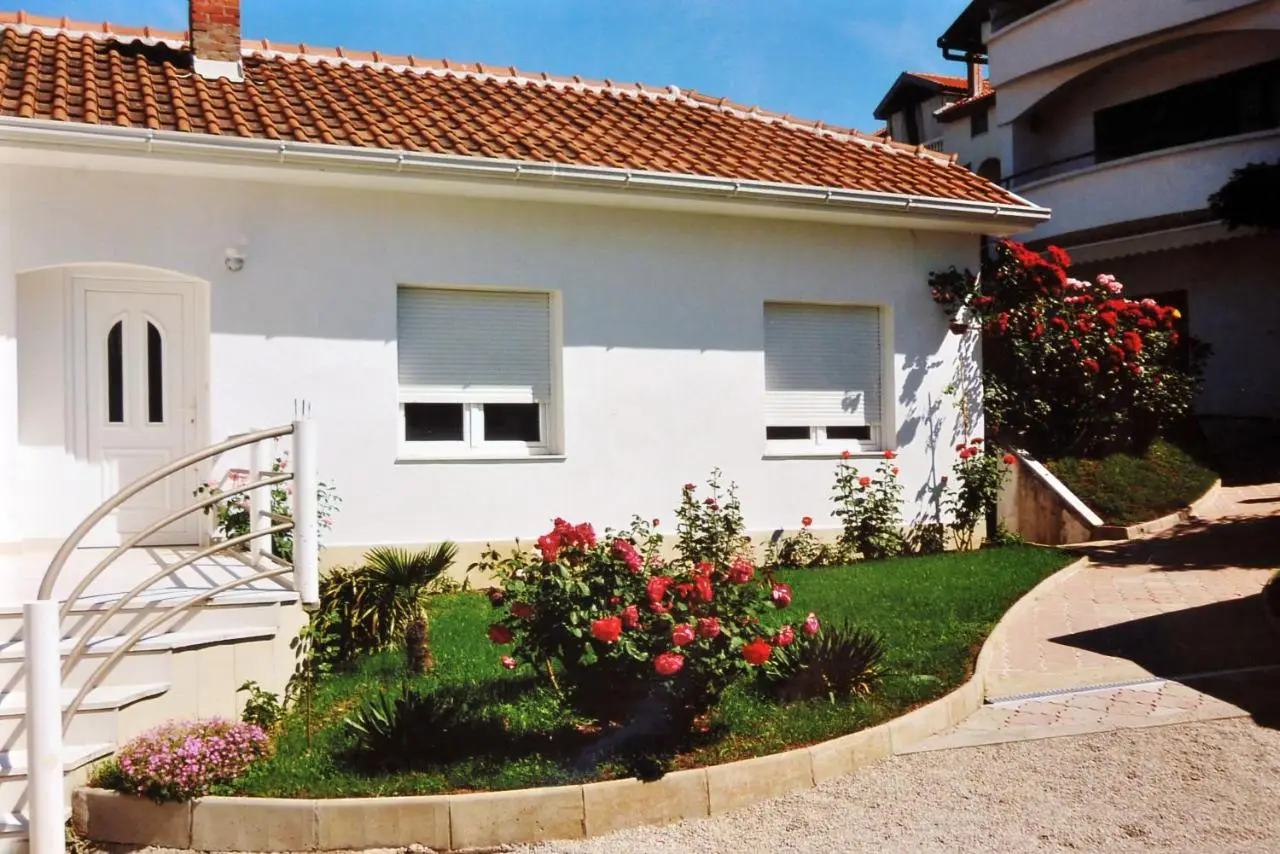 Apartments Tulipan - with free private parking garage