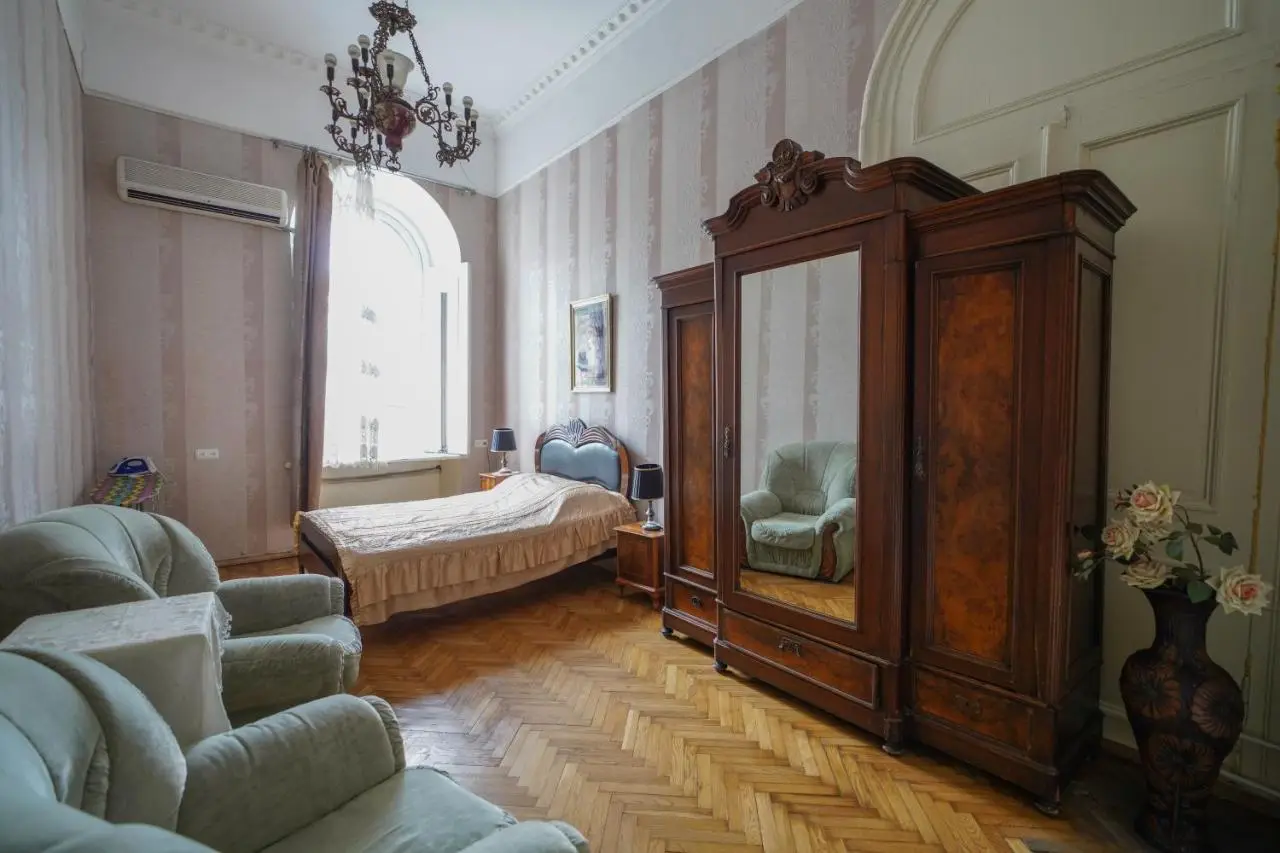 Leon Rooms
