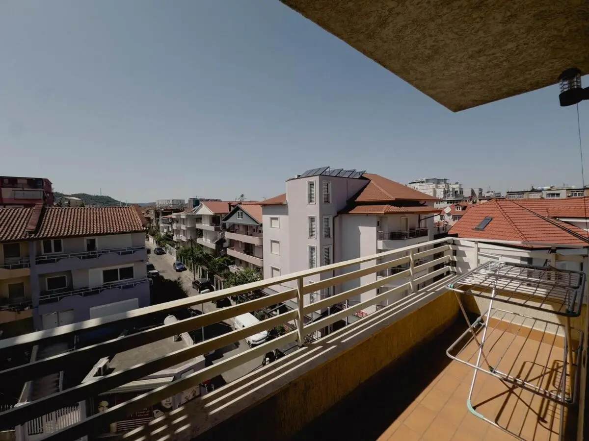 Whole Floor Apartment In Upscale Neighborhood