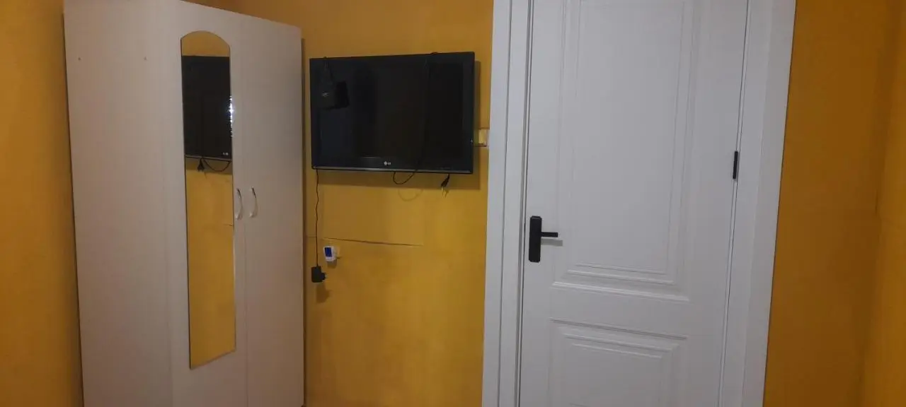 Baku Express Guest House - PRIVATE rooms with SHARED bathrooms