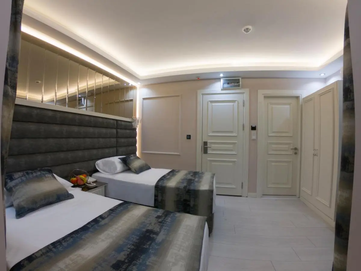 Crowned Hotel
