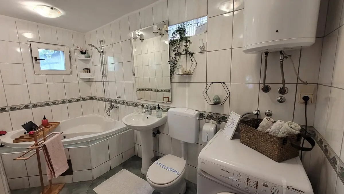 Gorgeous Hideout ★ Pool ★ Parking ★ Patio ★ Grill