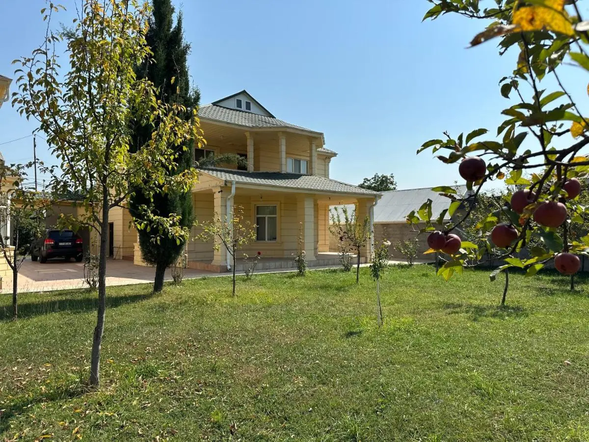 Spacious Yellow Villa with garden - up to 8 guests