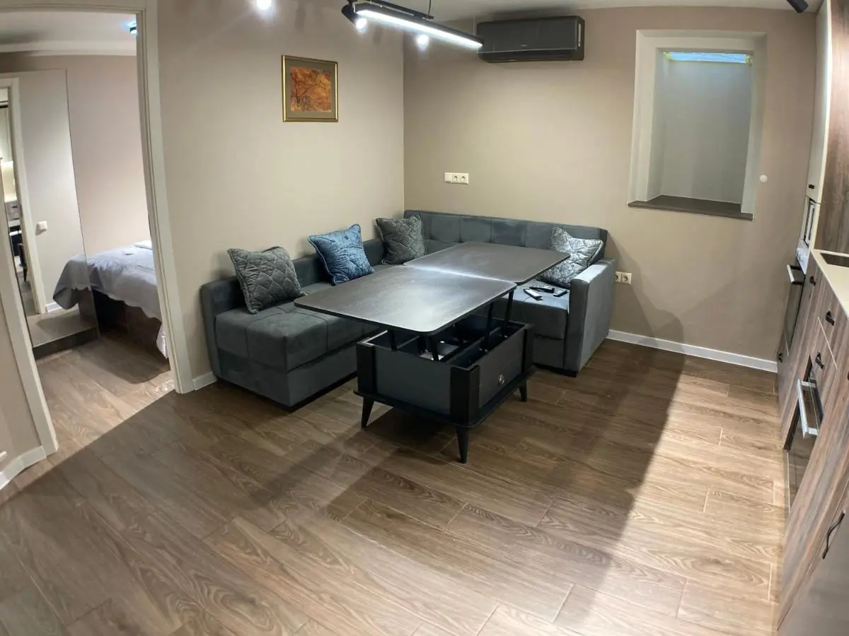 A cozy and comfortable semi-basement apartment