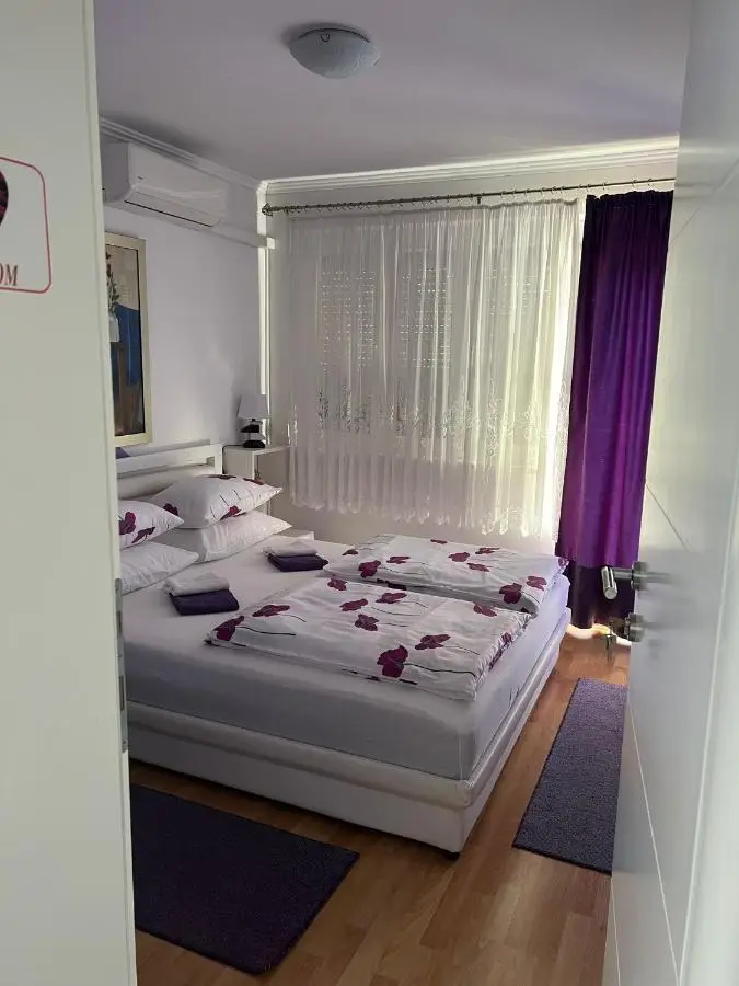 Hostel Mirror