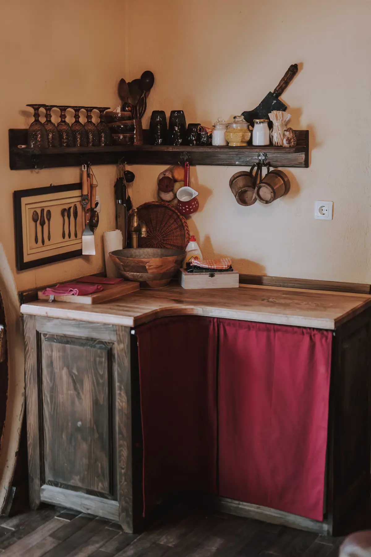 Hobbit House Mostar – Magical Underground Stay