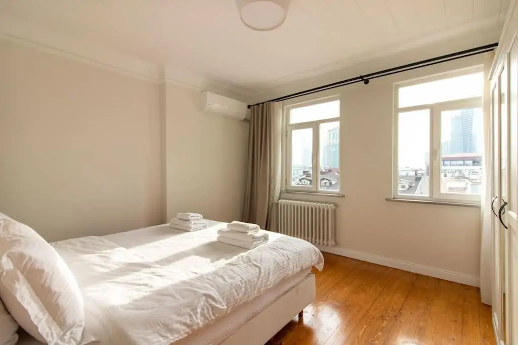 Historic 2BR Gem in Downtown Sisli AC in All Rooms