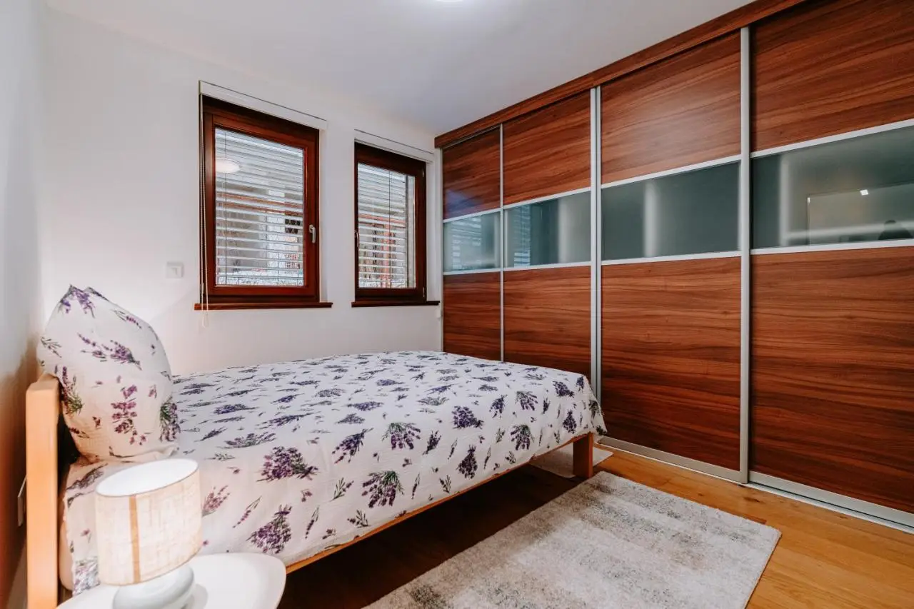 Apartment Jutro with free private parking-garage