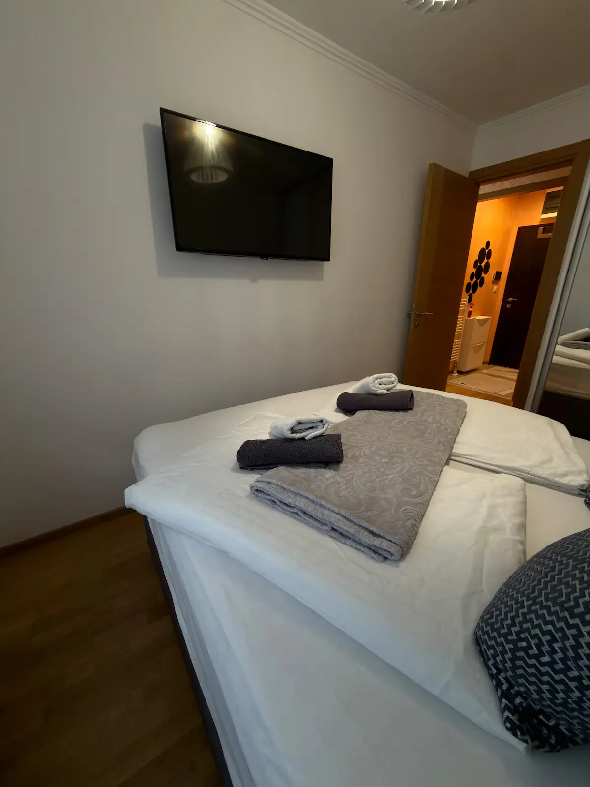 Lovely apartment, own own parking
