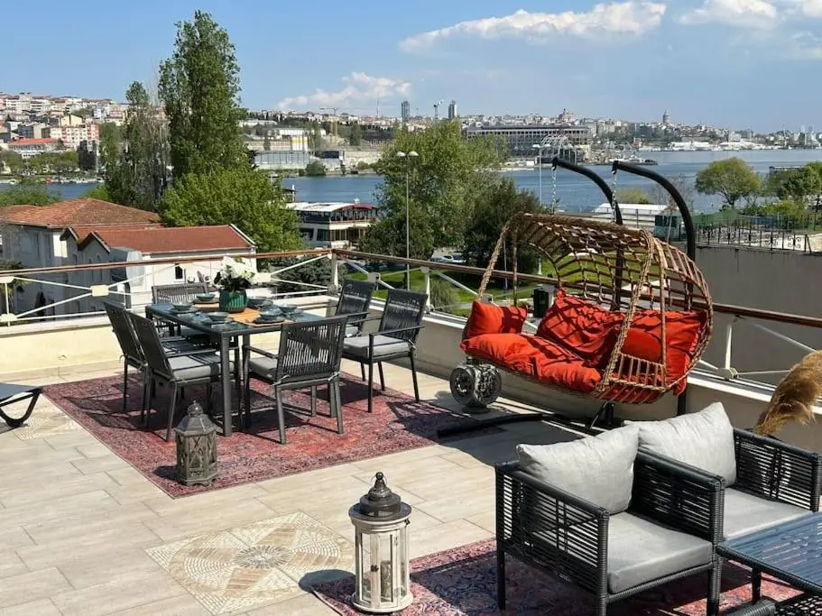 Waterfront Villa by the Tram - Private Terrace with Dome & Golden Horn View in Fatih