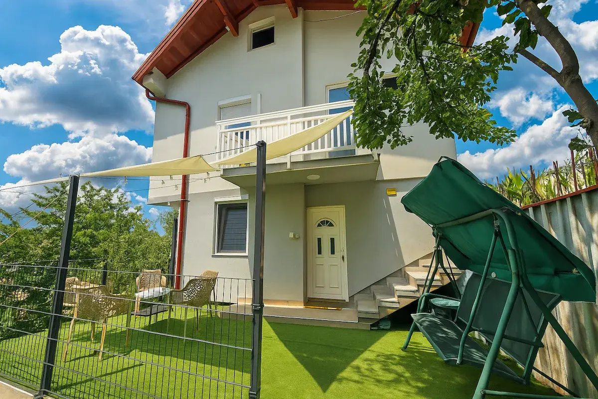 Modern Family House with Terrace & FREE Parking