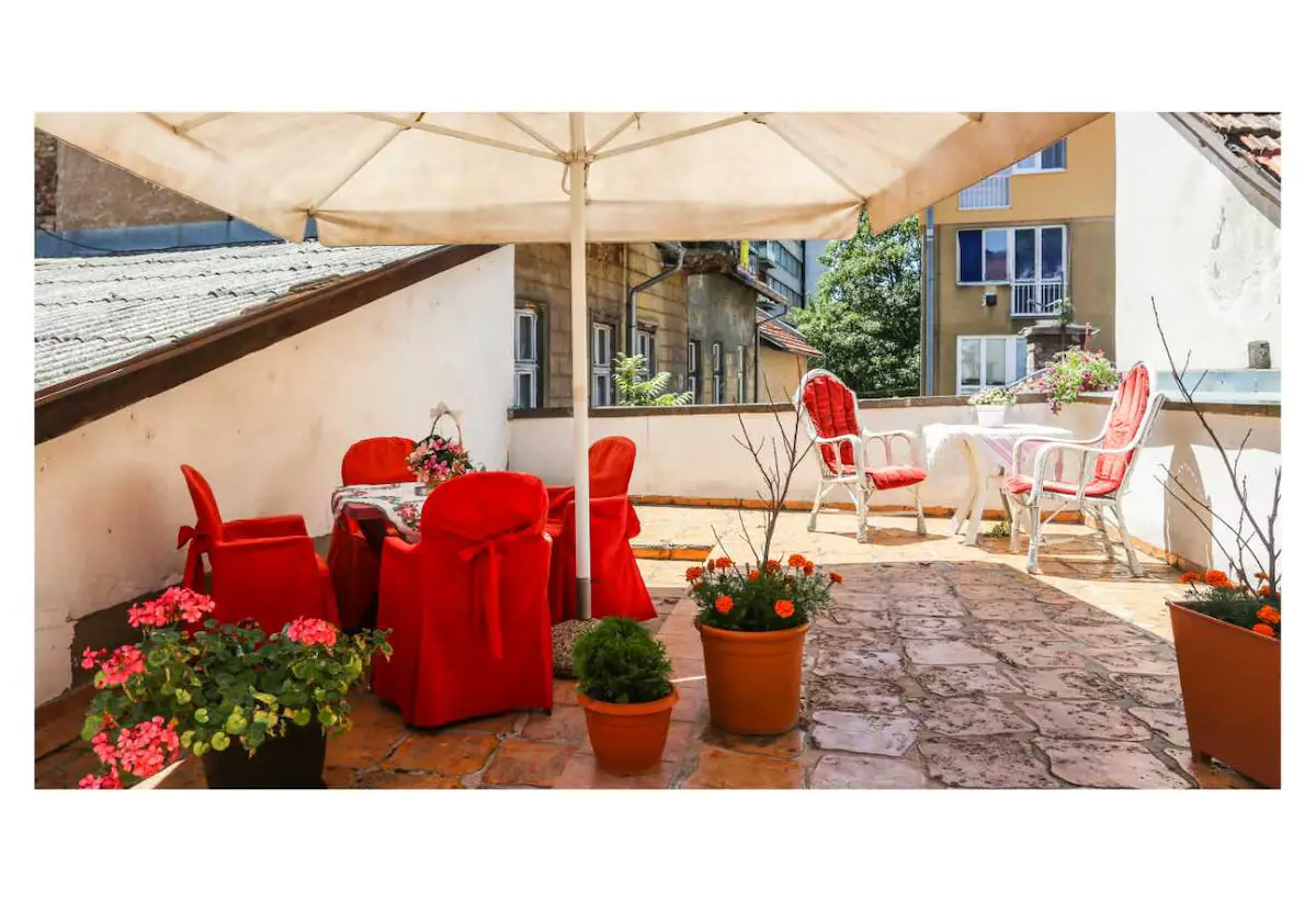 Teatar 4 - Big apartment with terace