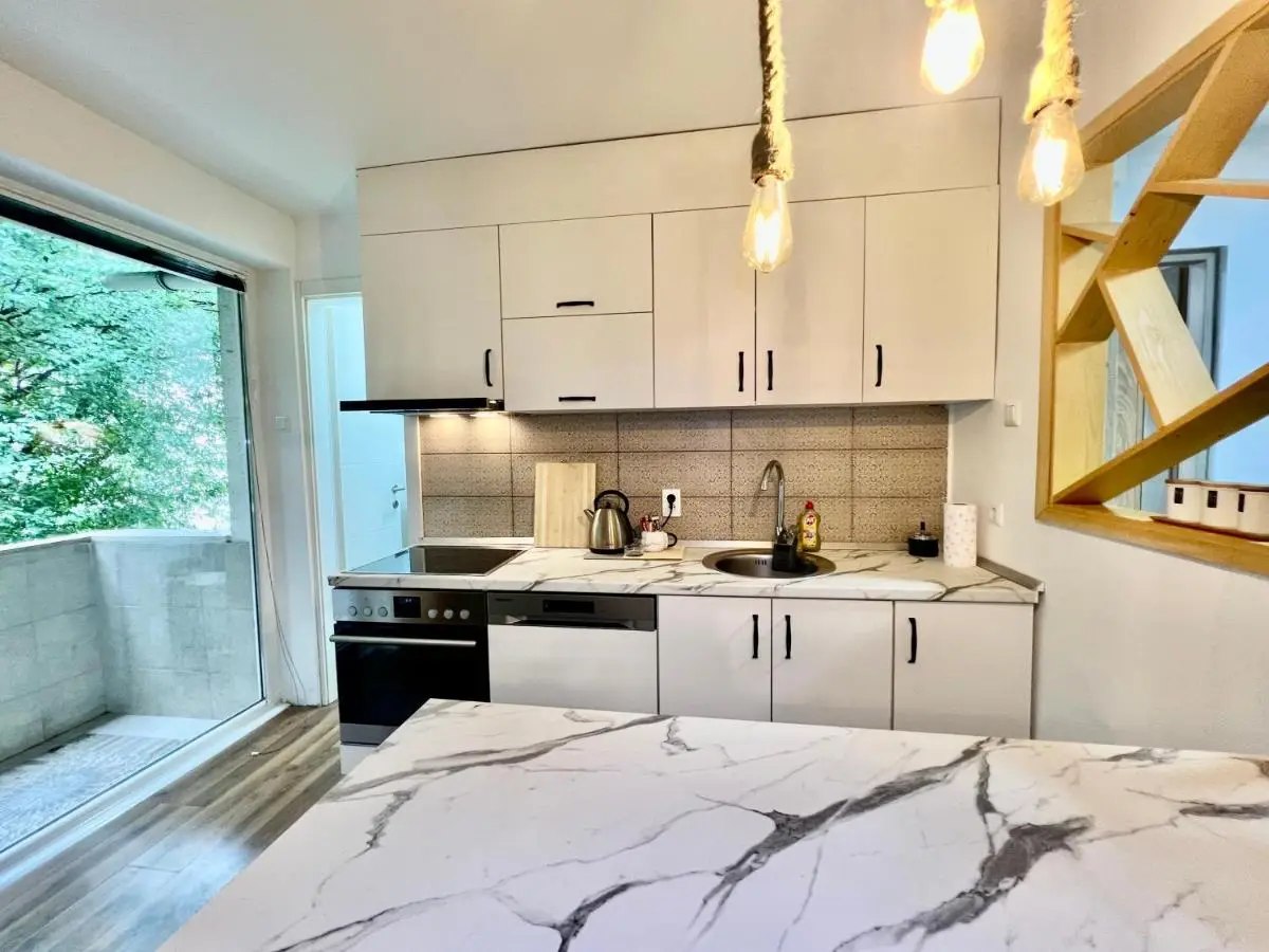 Spacious Two-Bedroom Apartment with Free Parking