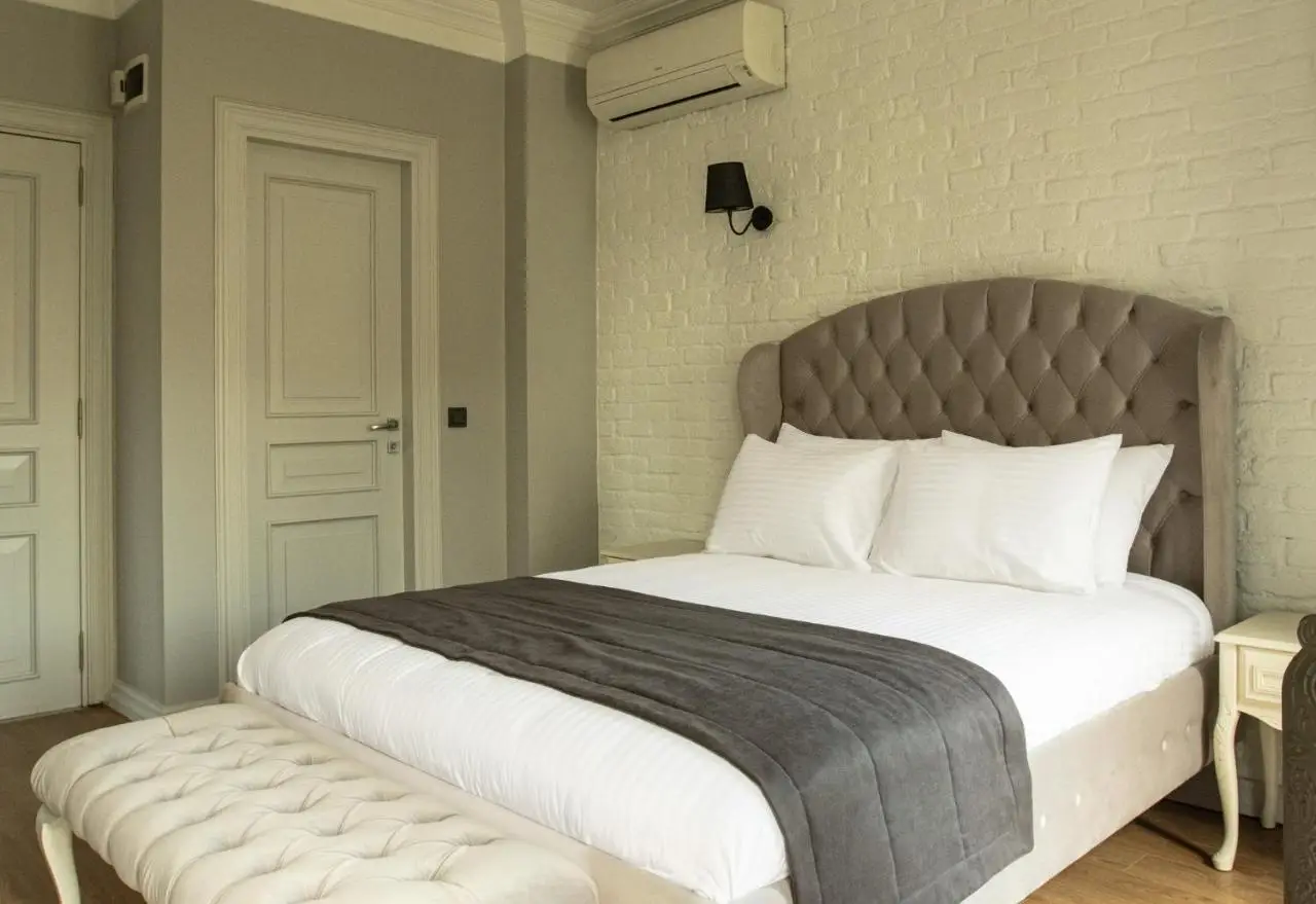Louis Rooms