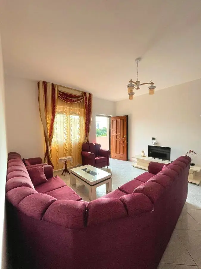 Villa Joli - Spacious Houses with Yard & Parking in Central Vlore