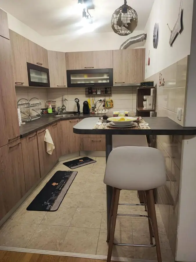 Yellow Corner Lux apartment, Lukavica, Istocno Sarajevo near Airport - free parking
