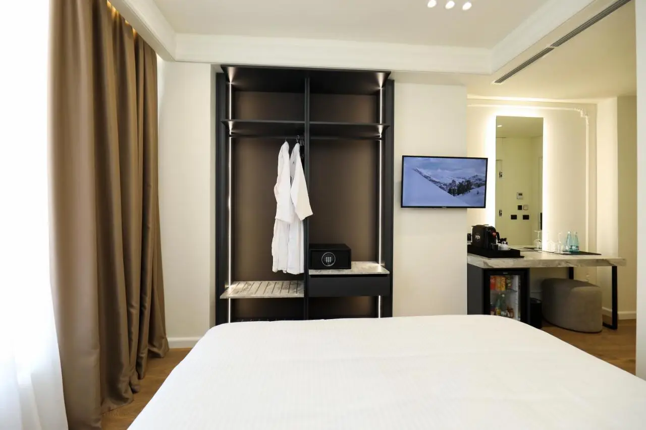 Hotel Adore