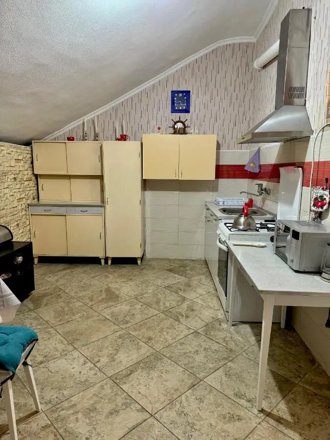 Old Tbilisi Authentic spacious 3BR Apartment with Balcony, Walk to Freedom Sq, Family friendly