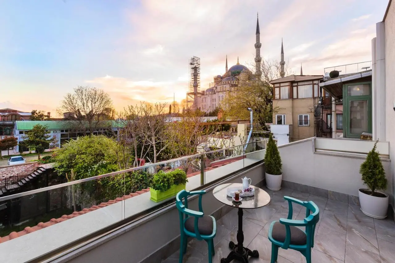 Obelisk Hotel & Suites