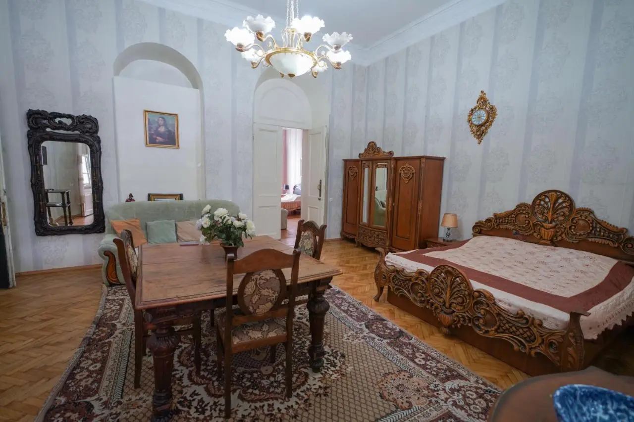 Leon Rooms