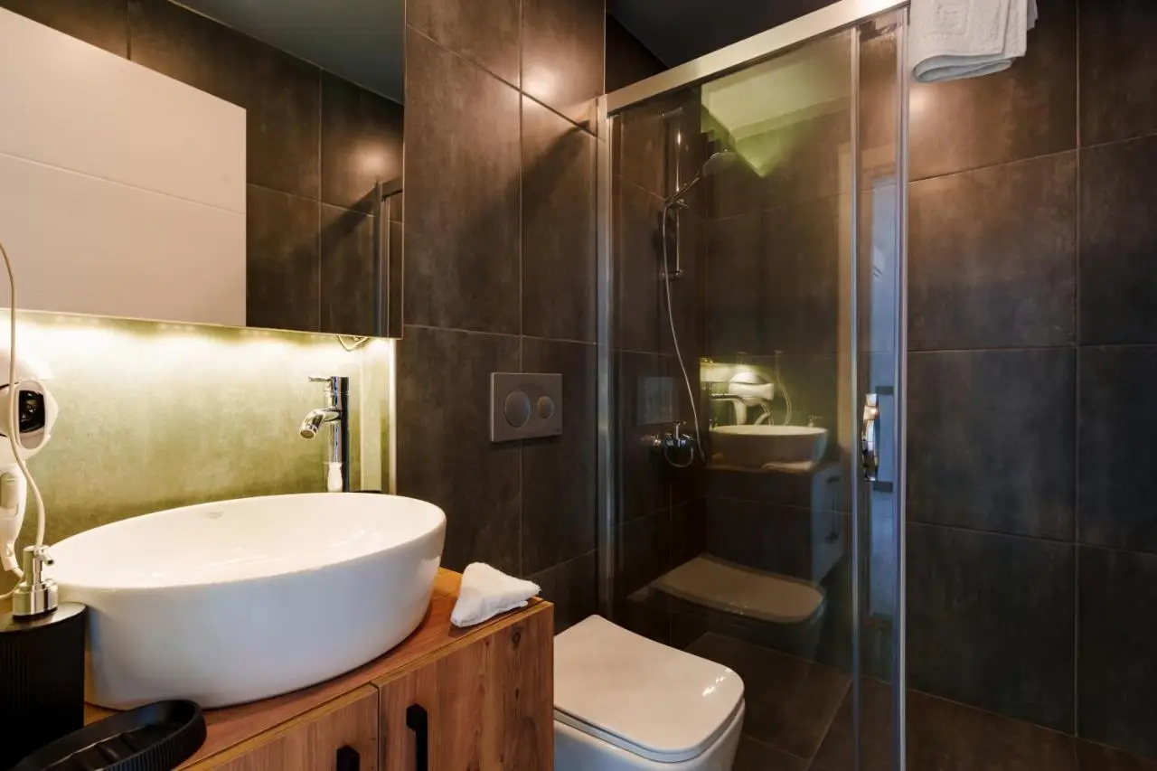 Mrt Suites Lara