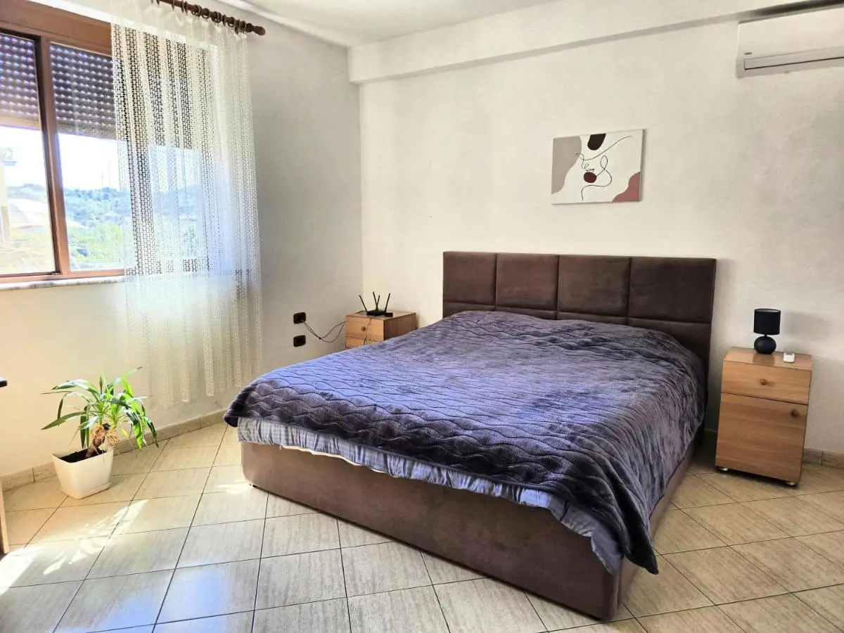 Cozy 2 Bedroom Apartment 10 Min walk to center