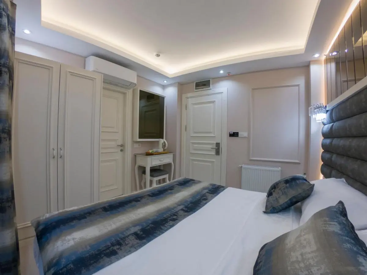 Crowned Hotel