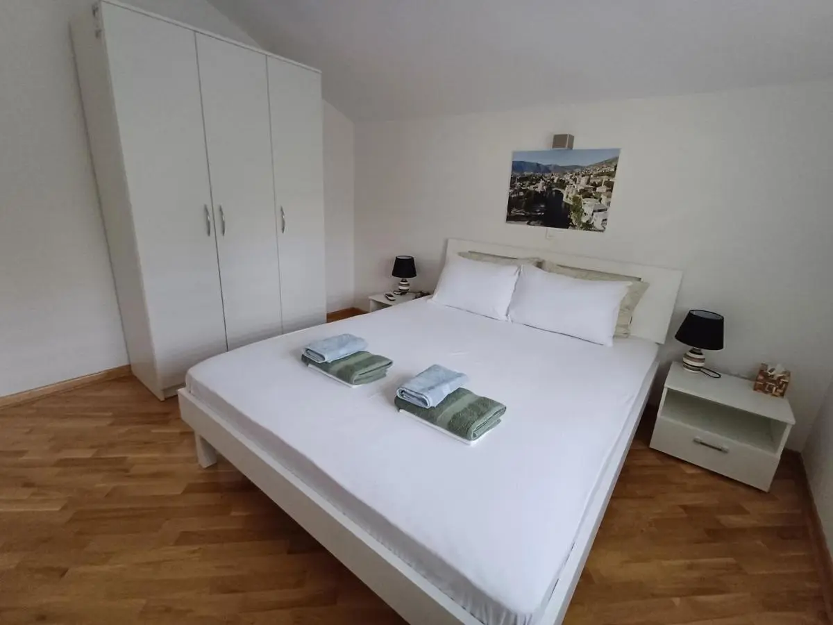 Villa Tamara with garden and river view - free private parking Bicycle & Motorcycle Garage