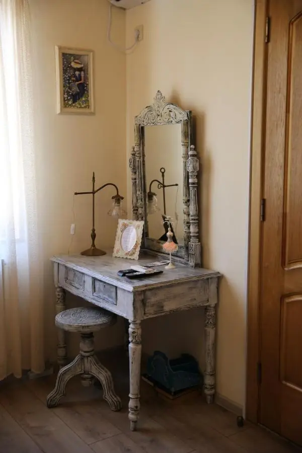 Vintage Art Rooms