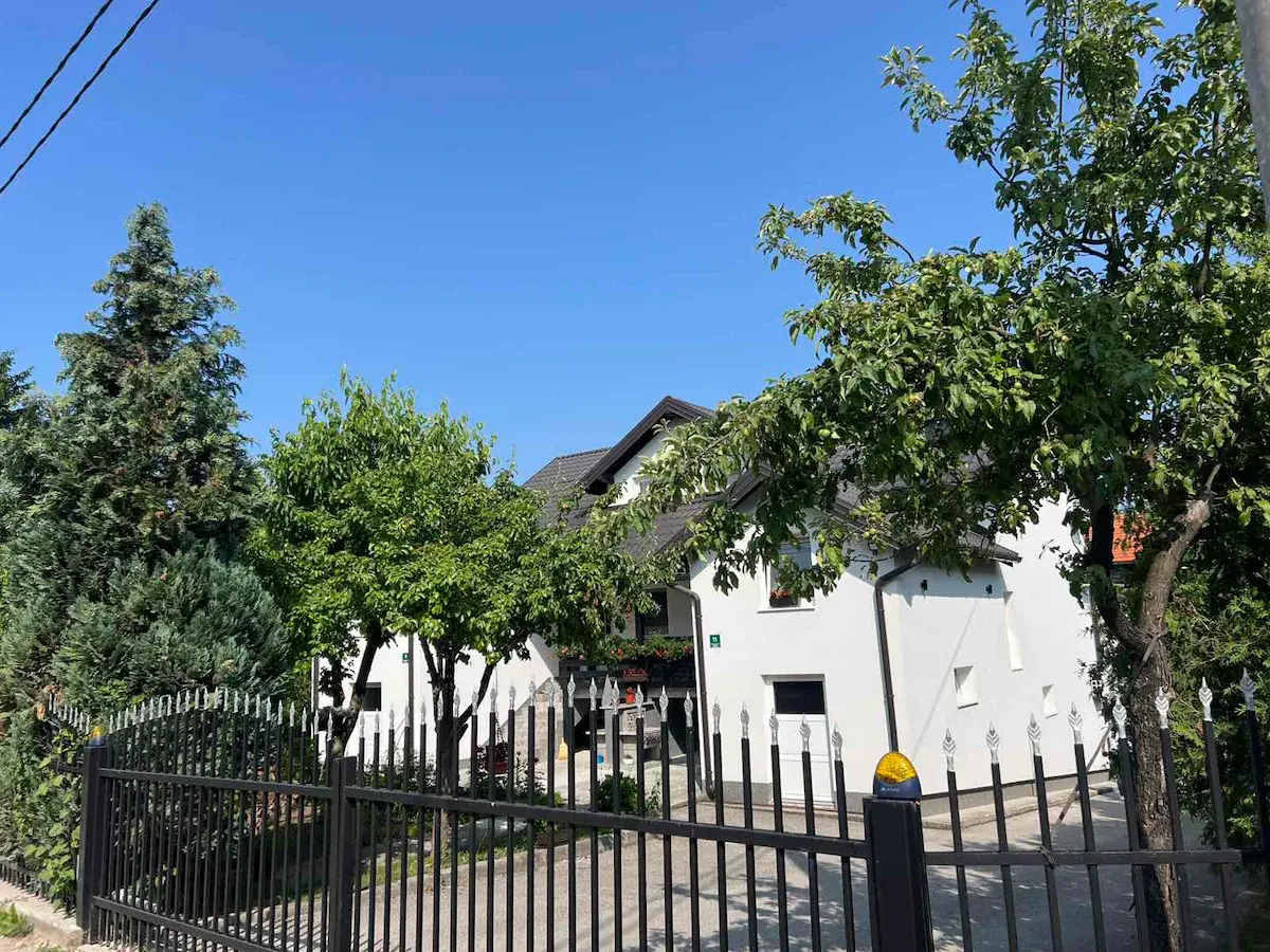 House with a large courtyard and parking, 3 air conditioners!