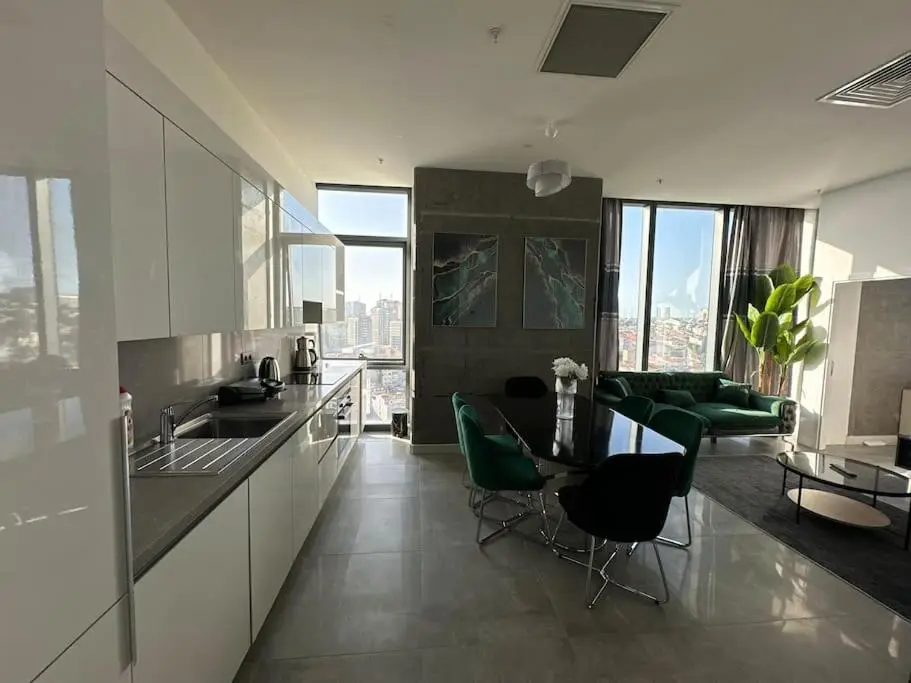 Elegant 2 bedroom apt Sinpas queen gym pools