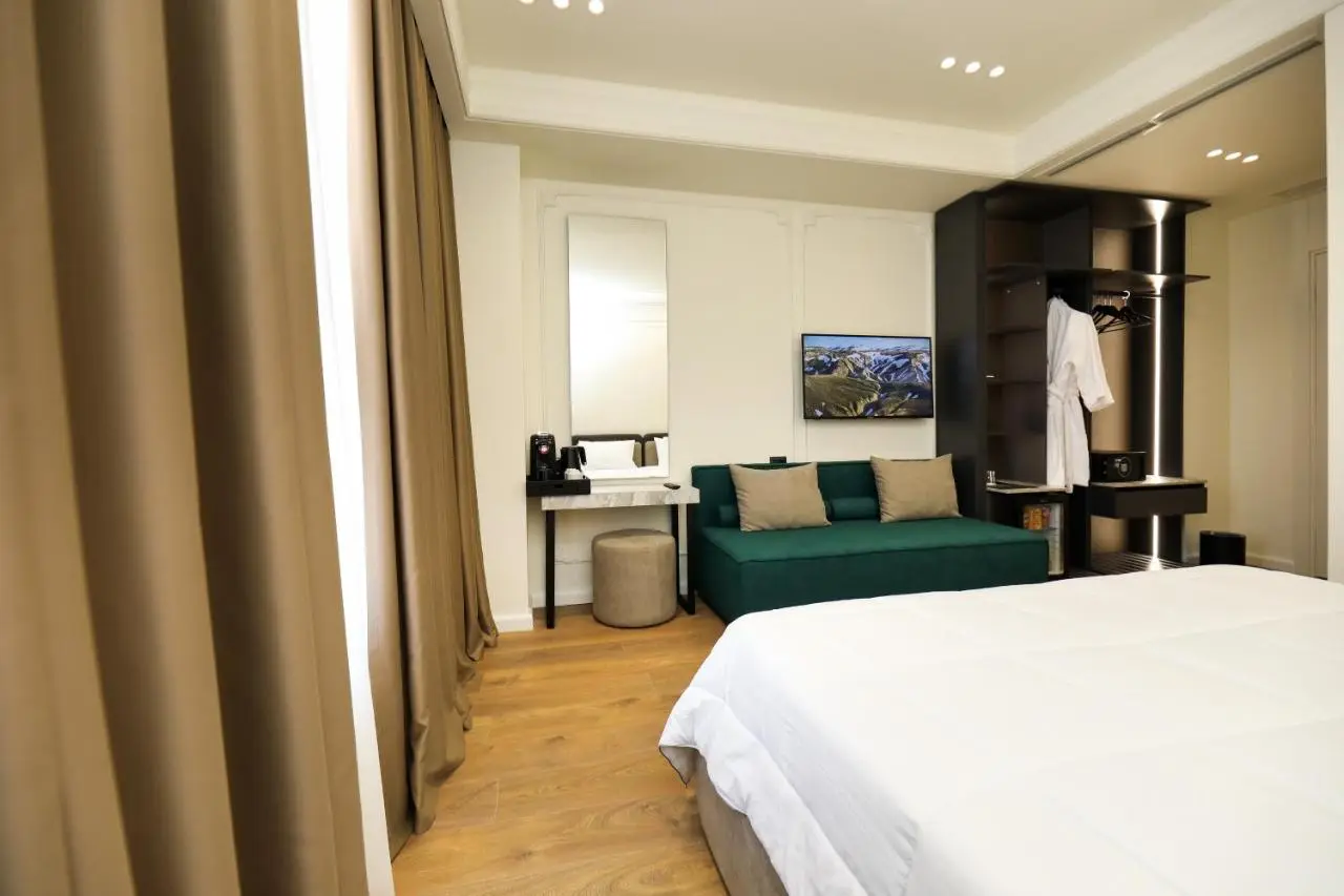 Hotel Adore