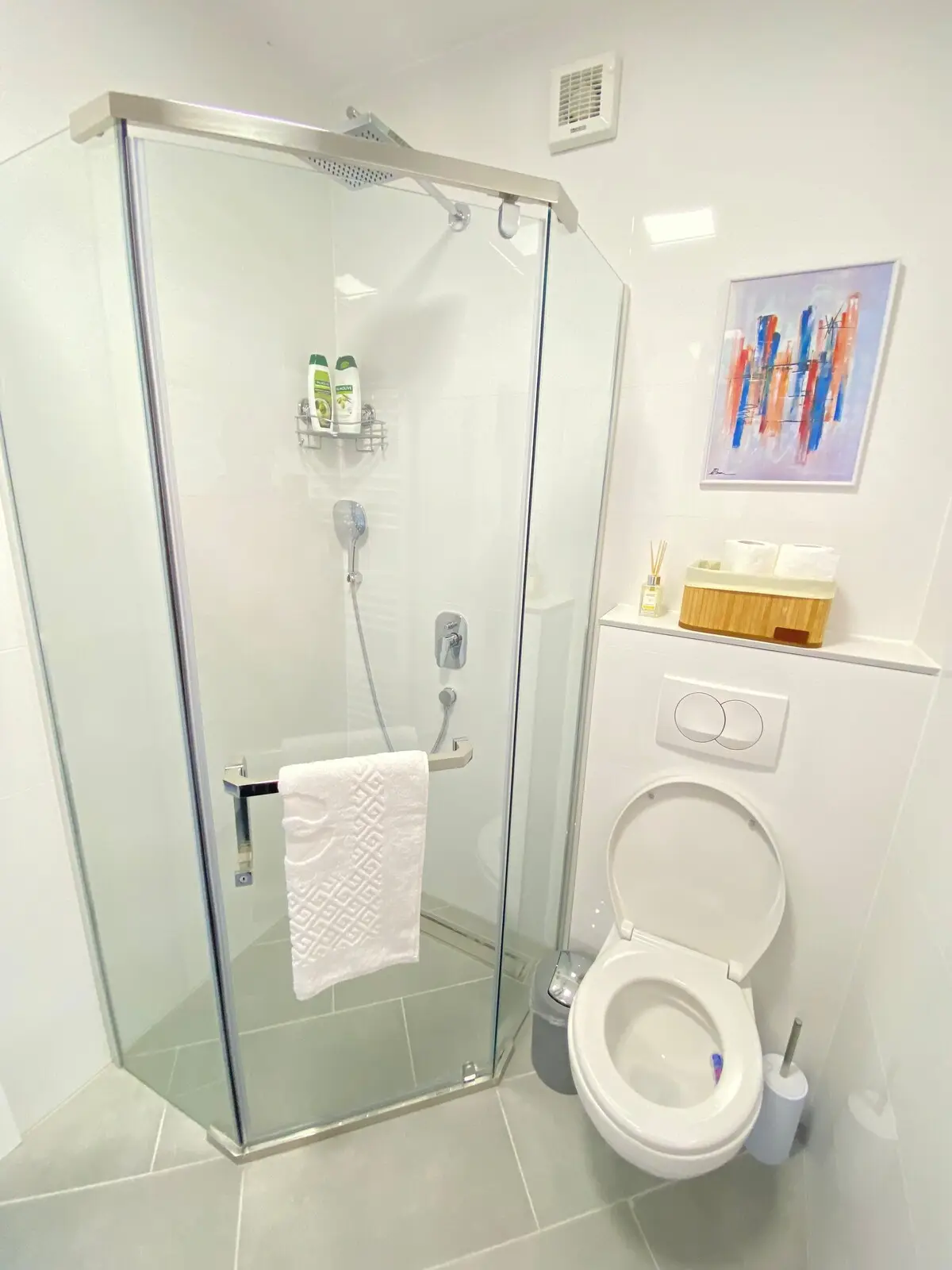 Beautiful White Studio Apartment Lejla
