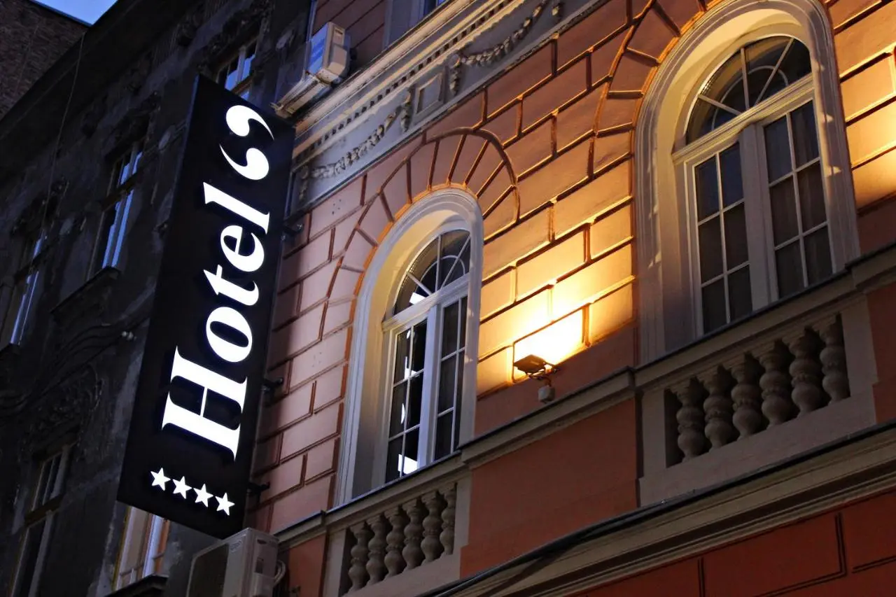Hotel Story