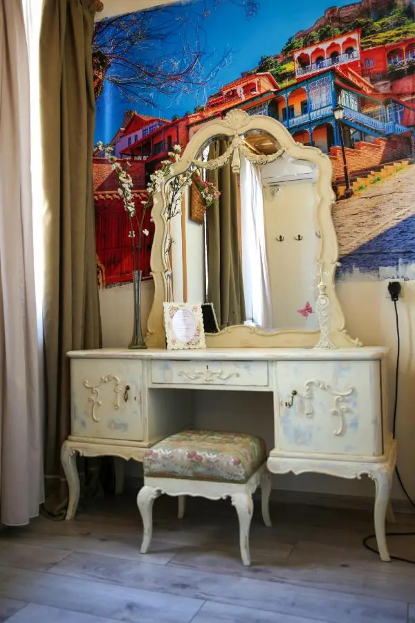 Vintage Art Rooms