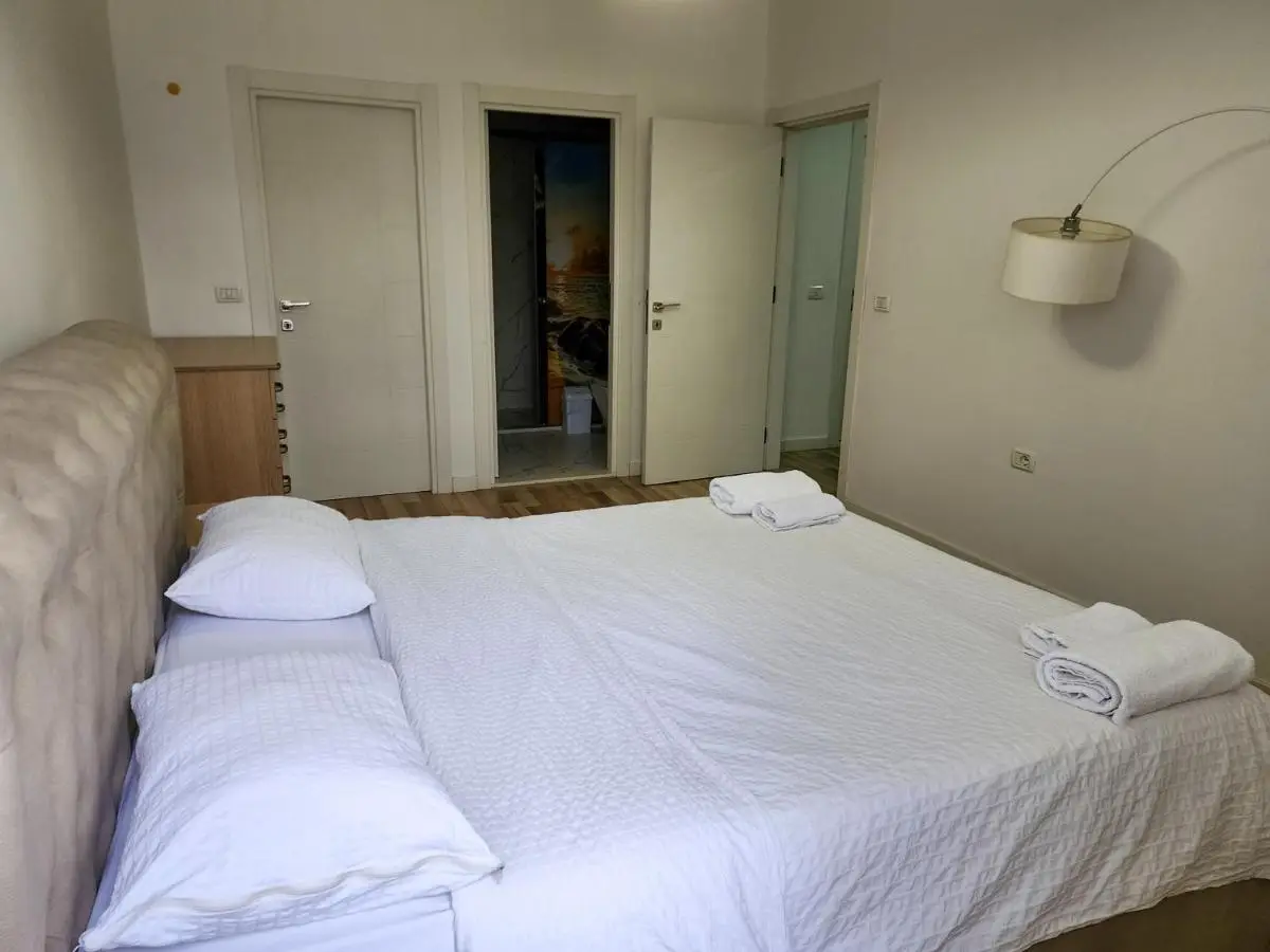 2E Apartment Myslym Shyri
