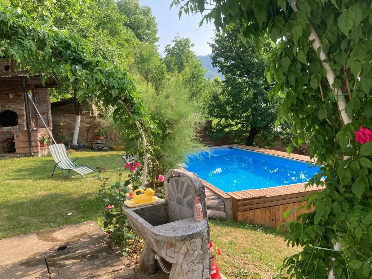 1-min to Bus /  House with Big Garden and BBQ