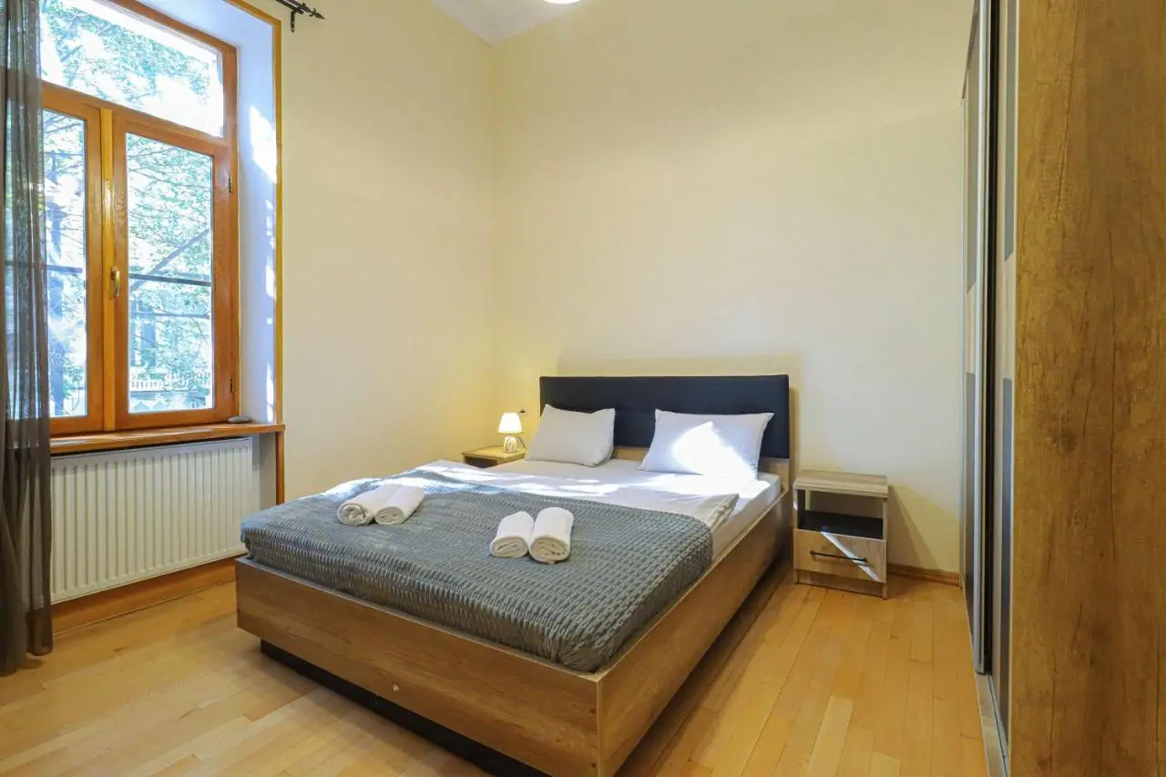 Central 4BR Apt for Groups & Families - By Wehost