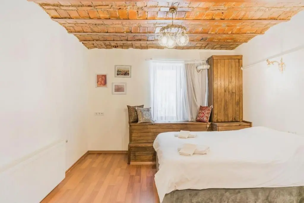 Beautiful 1 Br Apt. w/AC 400 meters Taksim Square