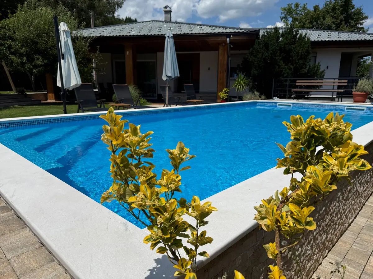 Villa Wood & Green Pool & Spa Residence