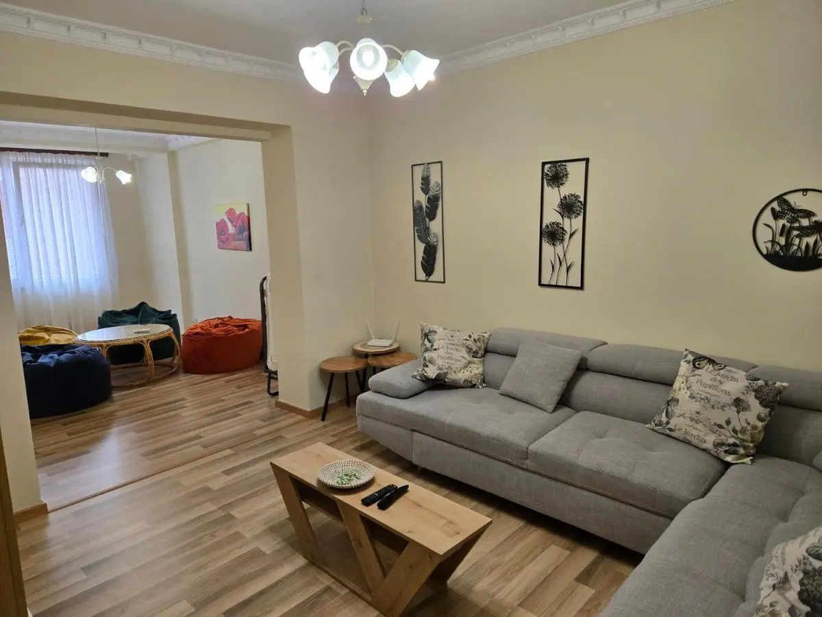 Old Soul, Modern Comfort Apartment