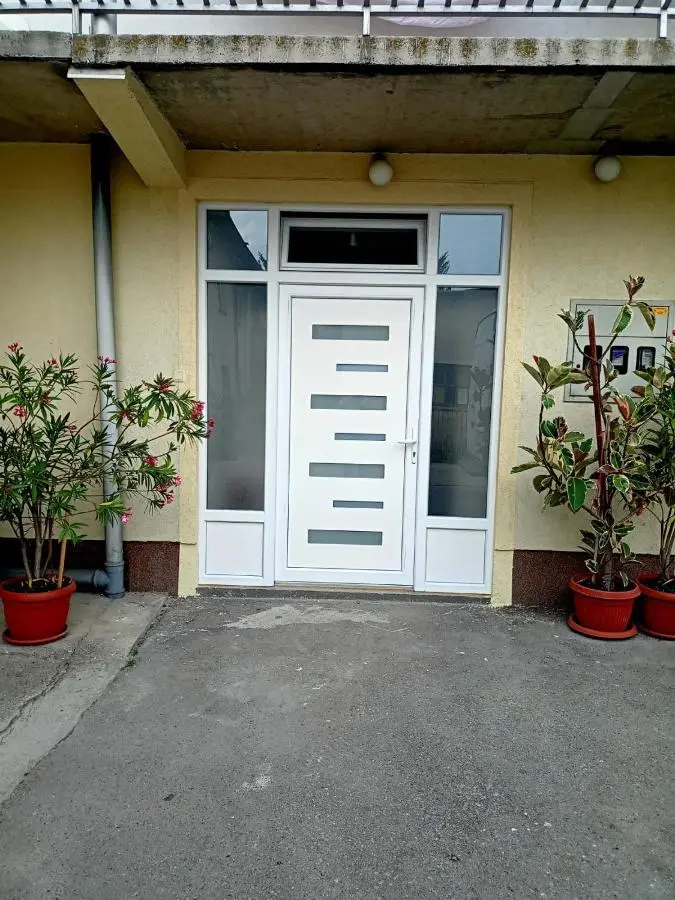 Large Apartment with beautiful Garden 5 minutes away from Airport at Karla Mijića 31